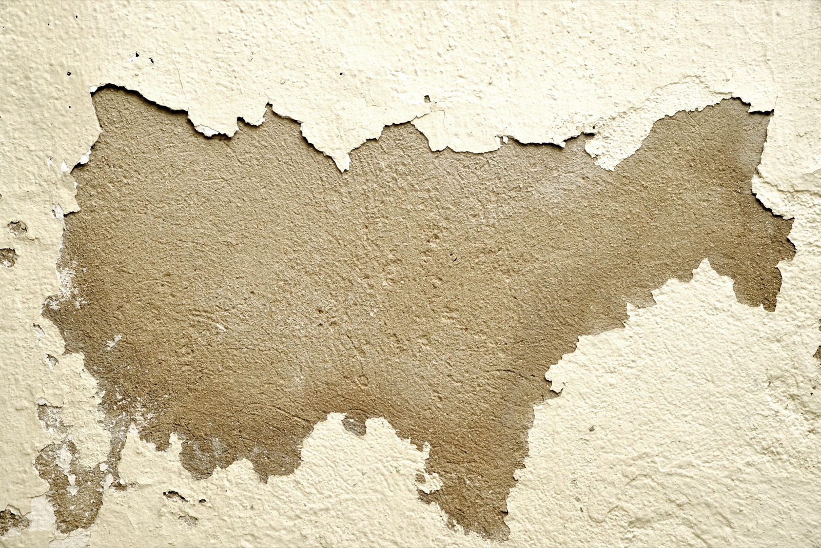 Geschädigte Wand mit abblätternder Farbe