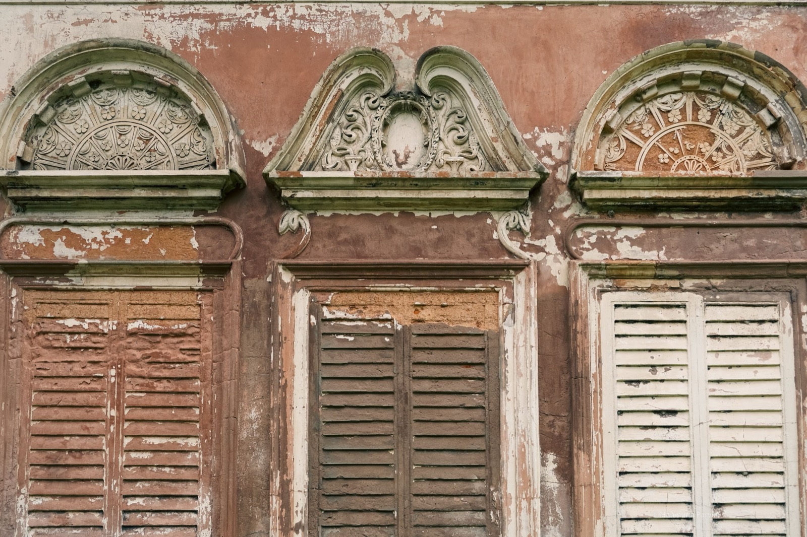 Verwitterte historische Fassade vor der Restaurierung