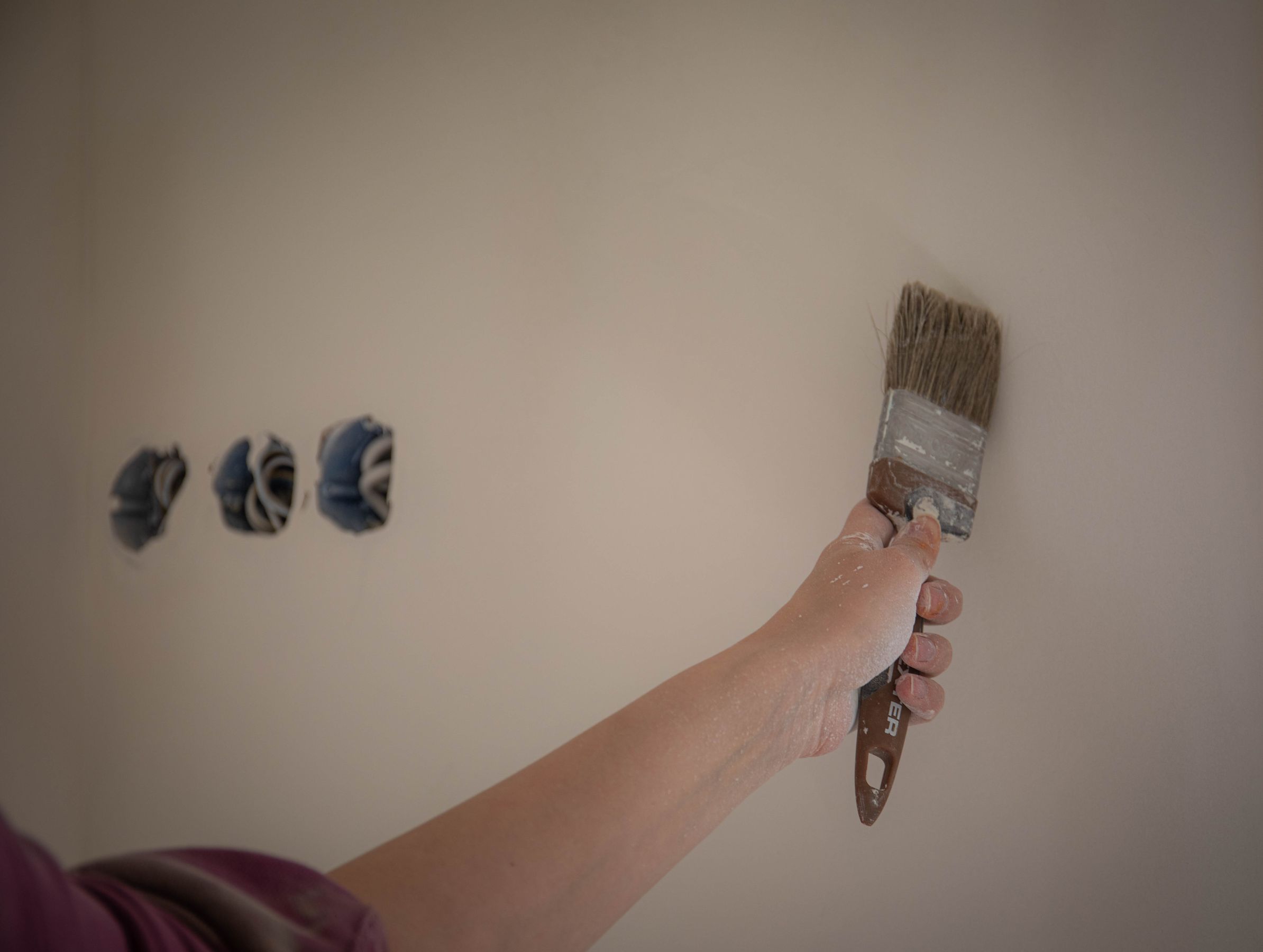 Pinsel an der Wand — Malerarbeit